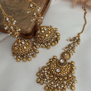 Brincos statement com imitação de ouro xtikka/Joias com aparência de ouro verdadeiro/Joias indianas/Conjunto de jhumkas punjabi tikka com imitação de ouro e pérolas douradas antigas