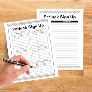 Puede incluir: Dos hojas blancas de inscripción para potluck con texto negro y un borde decorativo están sobre una superficie de madera. Una hoja se está rellenando con un bolígrafo. El texto de las hojas incluye "Potluck Sign Up" y categorías de alimentos.