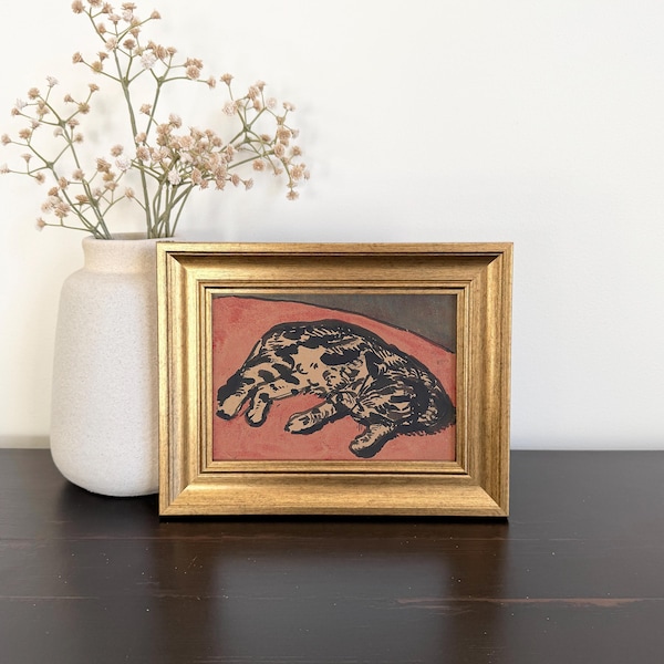 Petit tableau encadré représentant un chat au repos, cadre doré style vintage, décoration murale pour les murs.