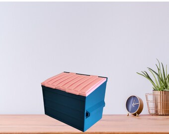 Miniaturowy organizer na biurko w kształcie śmietnika – nowatorski wystrój biura