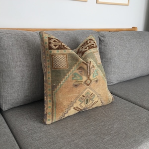 Almohada decorativa de alfombra turca de 18x18, cojín de Anatolia vintage, almohada retro boho, almohada linda del sudoeste, 17.7x18.1 pulgadas
