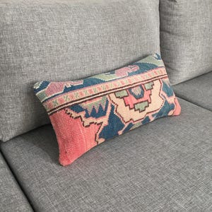 Almohada lumbar abstracta turca de 10 x 20 pulgadas para sofá, funda de almohada acolchada rosa, azul, crema y verde suave, estilo bohemio vintage, 9,8 x 19,7 pulgadas