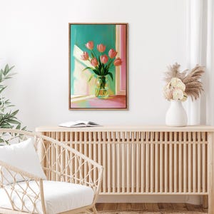 Pu&ograve; includere: Dipinto incorniciato raffigurante un vaso di tulipani rosa davanti a una finestra. Lo sfondo presenta una parete turchese con un telaio di finestra rosa e bianco. Il dipinto ha una cornice in legno ed &egrave; esposto su un mobile in legno chiaro.