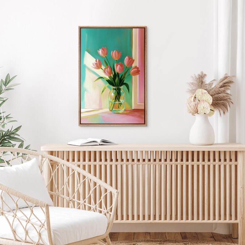 Pu&ograve; includere: Dipinto incorniciato raffigurante un vaso di tulipani rosa davanti a una finestra. Lo sfondo presenta una parete turchese con un telaio di finestra rosa e bianco. Il dipinto ha una cornice in legno ed &egrave; esposto su un mobile in legno chiaro.