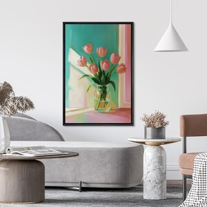 Pu&ograve; includere: Un dipinto incorniciato di tulipani rosa in un vaso di vetro trasparente. Il dipinto ha uno sfondo turchese e rosa, con la luce del sole che entra da una finestra. L'opera d'arte &egrave; esposta in un moderno salotto.
