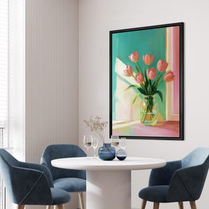 Pu&ograve; includere: Un dipinto incorniciato di tulipani rosa in un vaso di vetro trasparente, su uno sfondo turchese e rosa. L'opera d'arte &egrave; esposta in una stanza con un tavolo bianco e sedie blu, creando un'estetica moderna.