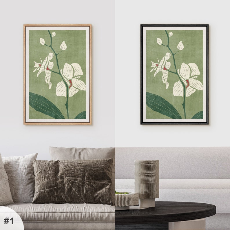 Pu&ograve; includere: Due stampe incorniciate di un fiore di orchidea bianco con foglie verdi su uno sfondo verde. Le cornici sono di colori diversi, una &egrave; in legno e l'altra &egrave; nera.