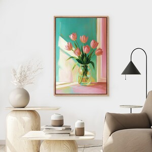 Pu&ograve; includere: Dipinto incorniciato di tulipani rosa in un vaso di vetro trasparente. L'opera presenta uno sfondo turchese e rosa con la luce del sole. Il dipinto &egrave; esposto in una stanza con mobili moderni.