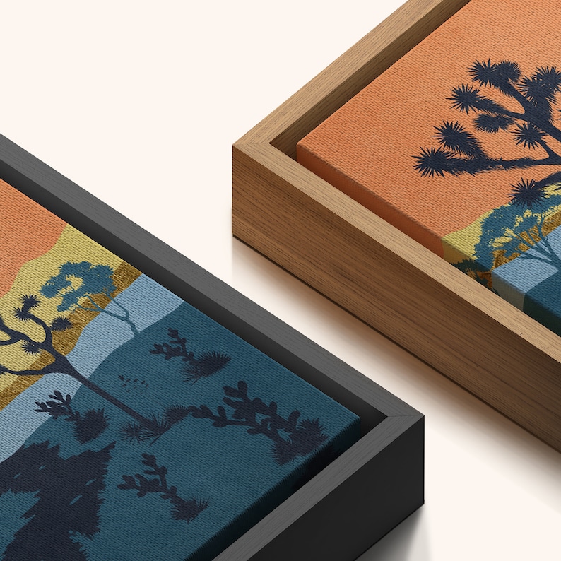 K&ouml;nnte beinhalten: Zwei gerahmte Leinwanddrucke mit einem W&uuml;stenlandschaft-Design. Der Druck auf der linken Seite hat ein blaues und gr&uuml;nes Farbschema mit einer Silhouette eines Joshua-Baums. Der Druck auf der rechten Seite hat ein pfirsichfarbenes und goldenes Farbschema mit einer Silhouette eines Joshua-Baums.