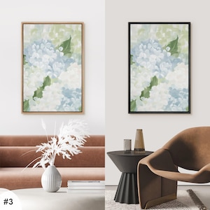 Puede incluir: Dos impresiones art&iacute;sticas florales enmarcadas. Una tiene un marco marr&oacute;n, la otra un marco negro. Ambas presentan una pintura al estilo acuarela de hortensias blancas, azules y verdes. La obra de arte se exhibe en una pared blanca.