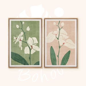 Pu&ograve; includere: Un set di due stampe incorniciate con illustrazioni stilizzate di orchidee bianche con foglie verdi su uno sfondo verde e rosa.