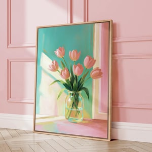 Pu&ograve; includere: Dipinto incorniciato di un vaso di tulipani rosa. I tulipani sono in un vaso di vetro trasparente con acqua. Lo sfondo &egrave; di colore verde acqua chiaro con una finestra e la luce del sole. La cornice &egrave; di colore marrone chiaro.