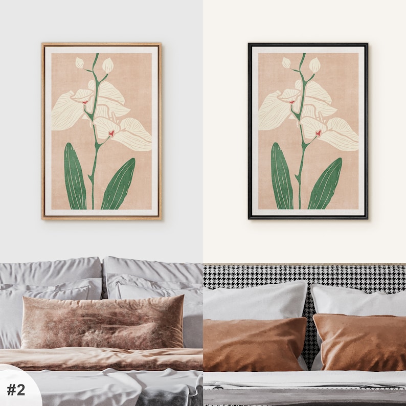 Pu&ograve; includere: Due stampe incorniciate di un'orchidea bianca con foglie verdi su uno sfondo rosa chiaro. Le cornici sono diverse, una &egrave; in legno e l'altra &egrave; nera.