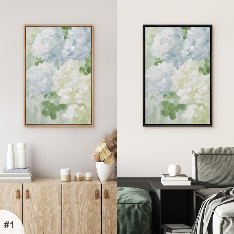 Puede incluir: Dos impresiones art&iacute;sticas florales enmarcadas. Una impresi&oacute;n tiene un marco de madera natural, la otra un marco negro. Ambas presentan una pintura a la acuarela de hortensias azules, blancas y verdes. La obra de arte se exhibe en una pared blanca.