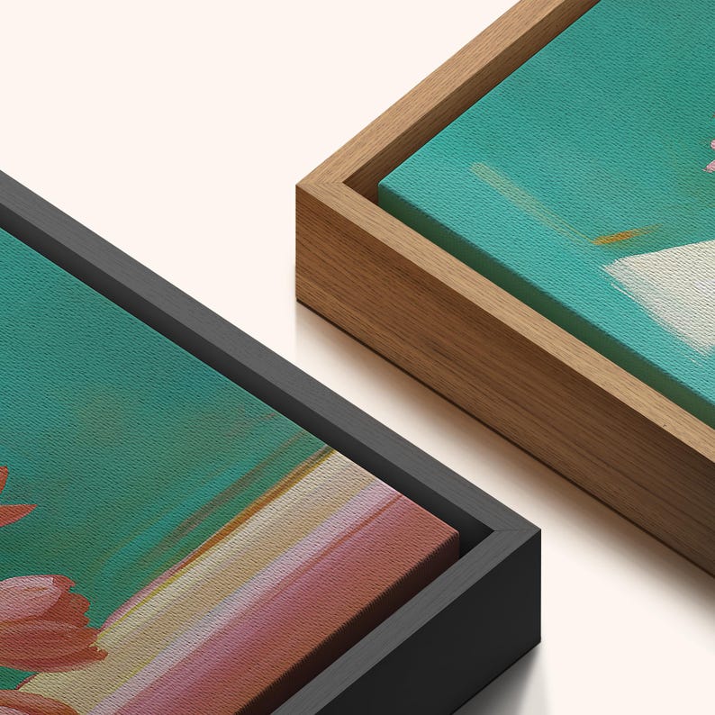 Pu&ograve; includere: Due opere d'arte su tela incorniciate. Una ha una cornice nera, l'altra una cornice in legno naturale. L'opera presenta pennellate astratte nei toni del verde acqua, rosa e bianco. La tela &egrave; tesa e montata all'interno delle cornici.