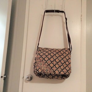 VTG Vera Bradley Medallion Messenger handbag