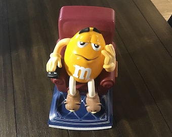 ヴィンテージ キャンディ ディスペンサー M&M イエロー 座る男の子