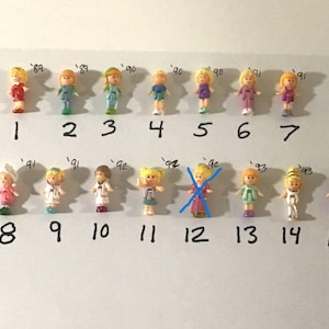 Puede incluir: Un letrero de madera rústico con la frase "Welcome to our home" en letras blancas. El letrero presenta un acabado envejecido y un diseño sencillo y acogedor, perfecto para un porche o entrada.