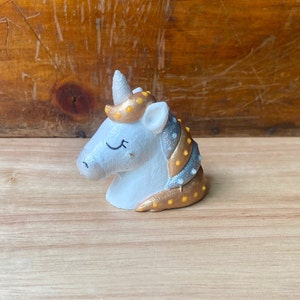 Unicornio pintado a mano que brilla en la oscuridad
