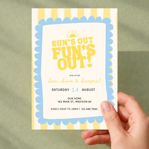 Op de afbeelding: Een rechthoekige uitnodigingskaart met een geel-witte verticaal gestreepte achtergrond en een geschulpte lichtblauwe rand. De tekst luidt SUN'S OUT FUN'S OUT! JOIN US FOR Sun, Swim & Sangria! SATURDAY 14 AUGUST OUR HOME 123 MAIN ST, MADISON WI KINDLY RSVP TO JAMIE | 123.456.7890.