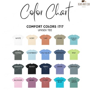 Puede incluir: Carta de colores que muestra 18 colores diferentes de camisetas unisex. Los colores est&aacute;n dispuestos en cuatro filas de cinco colores cada una. Los colores son: Blanco, Marfil, Yam, Caqui, Menta polvorienta, Pimienta, Chambray, Azul cielo, Medianoche, Kiwi, Grafito, Negro, Azul marino, Uva, Granito, Flor, Baya, Comino, Azul laguna, Verde claro.