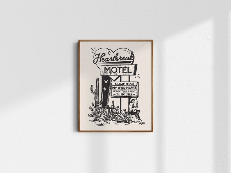 K&ouml;nnte beinhalten: Schwarzwei&szlig;-Illustration eines Motel-Schilds mit einer gebrochenen Herzform und dem Text "Heartbreak Motel". Das Schild zeigt auch "Blame it on my wild heart" und "24 hours". Die Illustration zeigt Kakteen und eine Person.