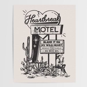 K&ouml;nnte beinhalten: Schwarz-wei&szlig;-Illustration eines Motel-Schilds mit einem gebrochenen Herzen und dem Text "Heartbreak Motel". Unter dem Schild befindet sich ein kleineres Schild mit der Aufschrift "Blame it on my wild heart" und "Monday thru Sunday - 24 Hours". Eine Person mit einem Cowboyhut sitzt auf einem Sims und spielt Gitarre.