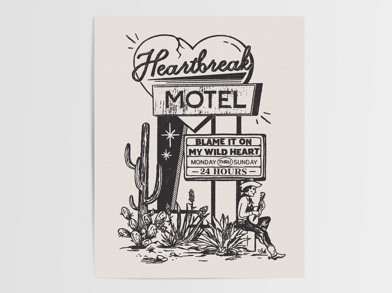 K&ouml;nnte beinhalten: Schwarz-wei&szlig;-Illustration eines Motel-Schilds mit einem gebrochenen Herzen und dem Text "Heartbreak Motel". Unter dem Schild befindet sich ein kleineres Schild mit der Aufschrift "Blame it on my wild heart" und "Monday thru Sunday - 24 Hours". Eine Person mit einem Cowboyhut sitzt auf einem Sims und spielt Gitarre.
