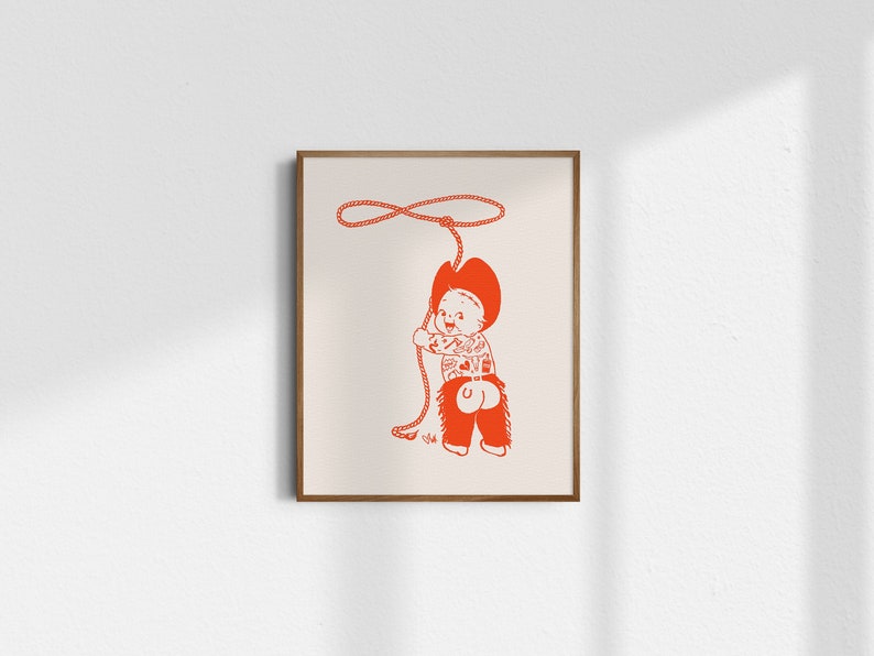 Op de afbeelding: Een rode illustratie van een cowboy met een lasso, die een cowboyhoed en chaps draagt. De cowboy is getatoe&euml;erd met verschillende ontwerpen.