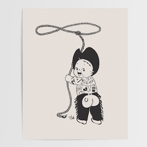 Op de afbeelding: Een zwart-witte illustratie van een baby-cowboy met een cowboyhoed en chaps. De baby houdt een lasso vast en heeft tatoeages op zijn armen.