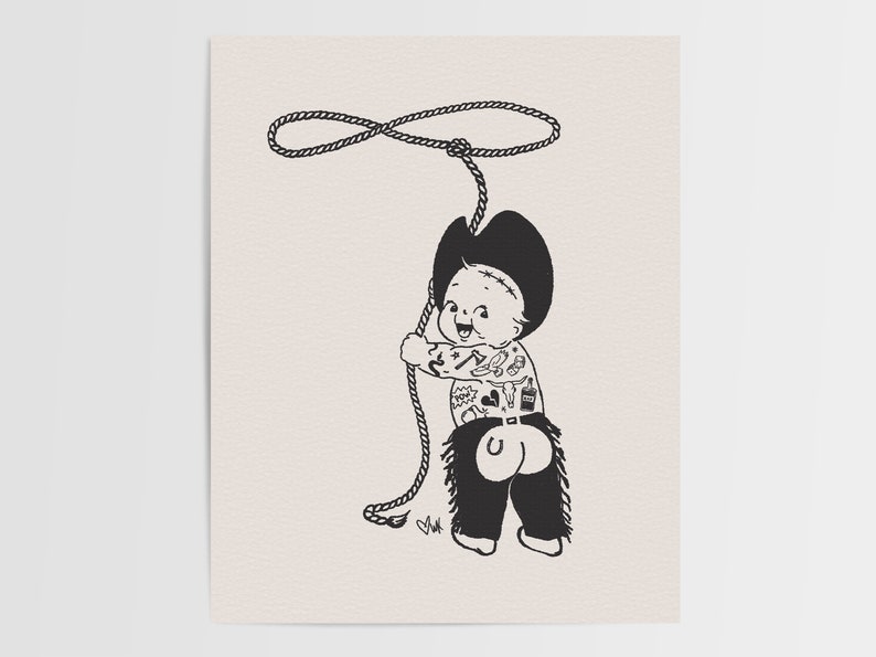 Op de afbeelding: Een zwart-witte illustratie van een baby-cowboy met een cowboyhoed en chaps. De baby houdt een lasso vast en heeft tatoeages op zijn armen.