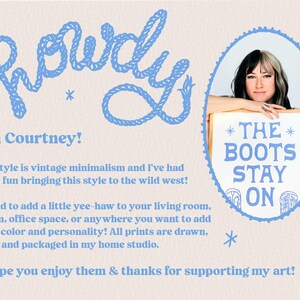 Peut inclure: Une illustration bleue et blanche d'un lasso avec le mot "howdy" &eacute;crit dans une police de caract&egrave;res stylis&eacute;e. L'image comprend &eacute;galement un portrait d'une femme tenant une pancarte sur laquelle est &eacute;crit "*THE* BOOTS STAY ON".