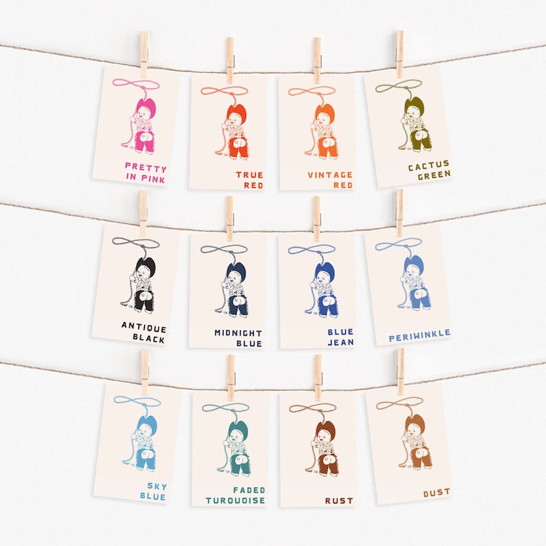 Op de afbeelding: Een set van 12 printbare kaarten met een cowboy-personage in verschillende kleuren, waaronder roze, rood, groen, zwart, blauw, turquoise, roest en bruin. Elke kaart bevat de kleurnaam en een korte beschrijving.