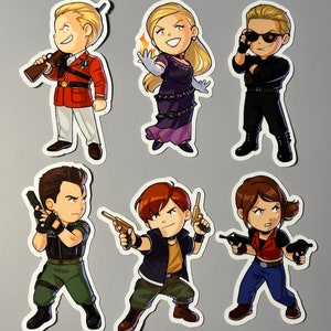 Könnte beinhalten: Set aus sechs Aufklebern im Cartoon-Stil mit Charakteren in Actionposen. Die Charaktere werden mit Waffen und in verschiedenen Outfits dargestellt, darunter eine rote Militäruniform und taktische Ausrüstung. Die Aufkleber haben einen weißen Rand.