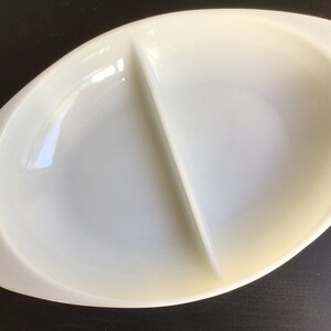 Pyrex Opaque Milk Glass 1 1/2 Quart 1083 Oval Divided Casserole Dish