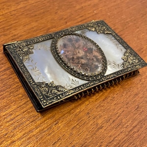 Antigo c1820's Palais-Royal Charles X French Aide Memoir Carnet de Bal Dance Card. Ormolu e Madrepérola com Medalhão de Flores Secas