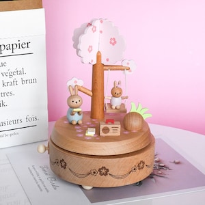 Caja de música de madera Swing Rabbit, caja de música personalizada, regalo único, recuerdo especial