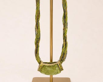 Collar llamativo de múltiples hilos de cuentas verdes con colgante Art Déco y joyas superpuestas