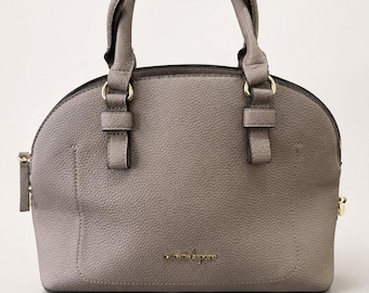 Borsa a mano Nanette Lepore in pelle martellata beige con finitura a cupola e dettagli color oro.