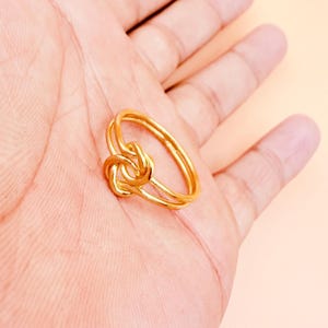 Delicate Love Knot-ring: 14 kt goud of sterlingzilver stapelring