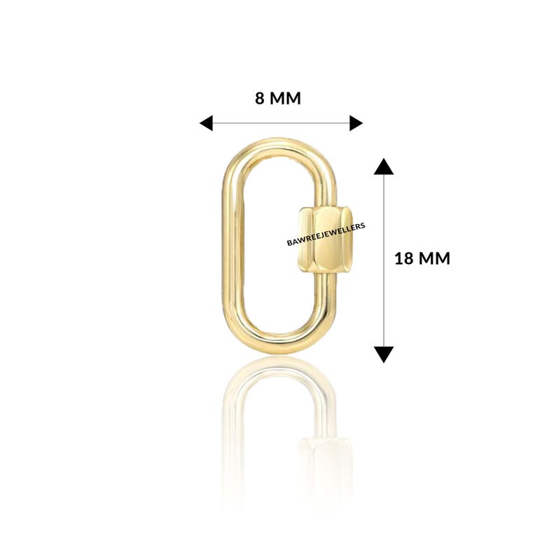 Op de afbeelding: Een goudkleurige ovale sluiting met een schroefsluiting. De sluiting is 8 mm breed en 1,8 cm lang. De merknaam "BAWREEJEWELLERS" staat op de sluiting.