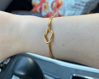 Pulsera de nudo de amor en oro de 14 quilates y cadena de serpiente doble en plata de ley.