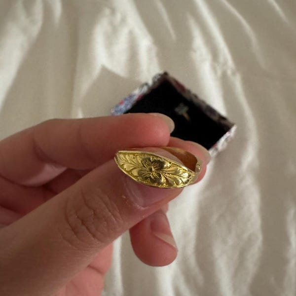 Anillo vintage de oro de 14 quilates con flores, delicado grabado floral
