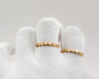 Anillo de oro de 14 quilates con piedras preciosas arcoíris: banda de eternidad de cristal