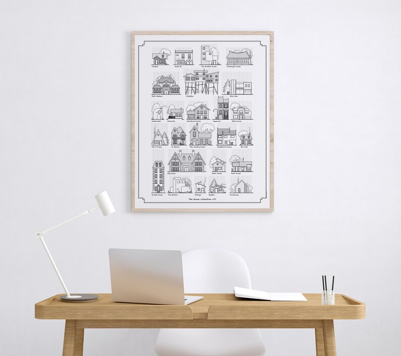 K&ouml;nnte beinhalten: Eine Schwarzwei&szlig;illustration von 25 verschiedenen Hausstilen, darunter ein Cape Cod, ein viktorianisches Haus und ein Tudor. Die Illustration ist gerahmt und h&auml;ngt an einer wei&szlig;en Wand &uuml;ber einem Holztisch mit einem Laptop, einer Lampe und einem Glas mit Bleistiften.