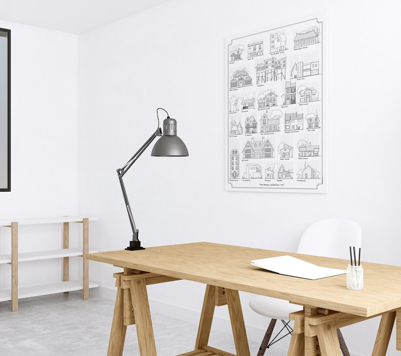 K&ouml;nnte beinhalten: Eine Schwarzwei&szlig;illustration verschiedener Hausstile, gedruckt auf einem wei&szlig;en Poster. Das Poster h&auml;ngt an einer wei&szlig;en Wand in einem Heimb&uuml;ro. Im Vordergrund steht ein Holztisch mit einer Lampe und einem wei&szlig;en Stuhl.