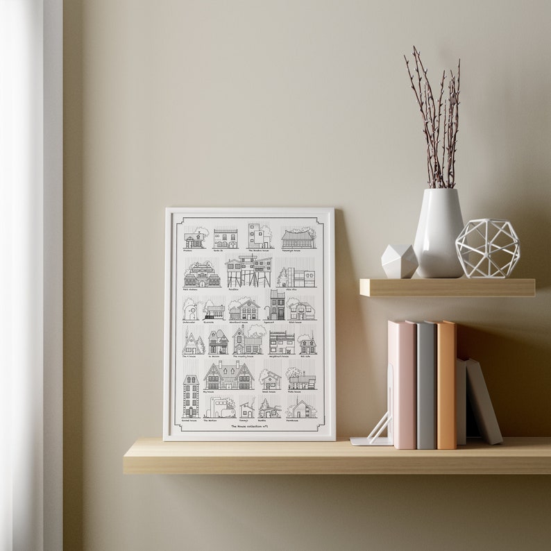 K&ouml;nnte beinhalten: Ein Schwarzwei&szlig;druck verschiedener Hausstile, gerahmt in einem wei&szlig;en Rahmen, h&auml;ngt an einer Wand &uuml;ber einem Holzregal mit B&uuml;chern und Dekorationsgegenst&auml;nden.