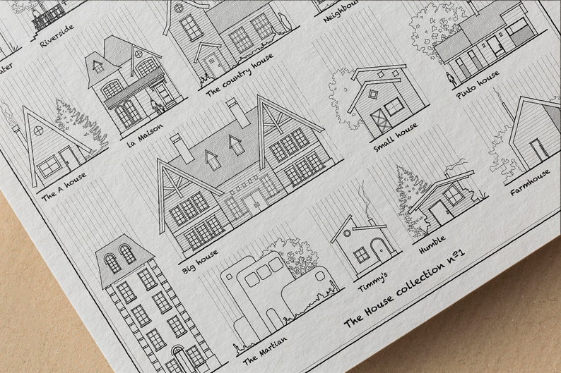 K&ouml;nnte beinhalten: Eine Schwarzwei&szlig;-Zeichnung einer Sammlung verschiedener Hausstile. Die H&auml;user sind mit Namen wie "The A house", "La Maison", "The Country House", "Big House", "The Martian", "Timmy's", "Humble", "Small House", "Pinto House", "Farmhouse", "Riverside" und "Neighbor" beschriftet. Der Text "The House Collection #1" befindet sich am unteren Rand des Bildes.