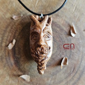 Collier visage tressé. Pendentif sculpté à la main en bois de pommier.