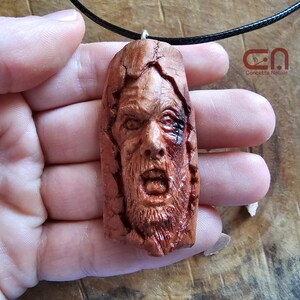 Collier visage en coeur. Pendentif sculpté à la main en bois de poirier.